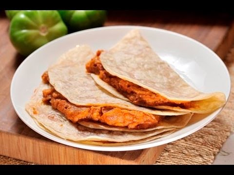 Tacos de frijoles con chorizo