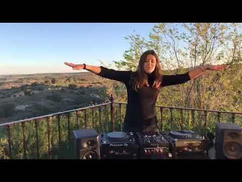 Lorrainne plays Joe Fisher & GrooveANDyes - Waves [Natura Viva Black]