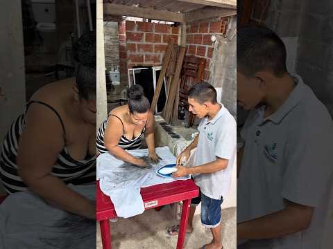 Le dañó la camisa de la universidad