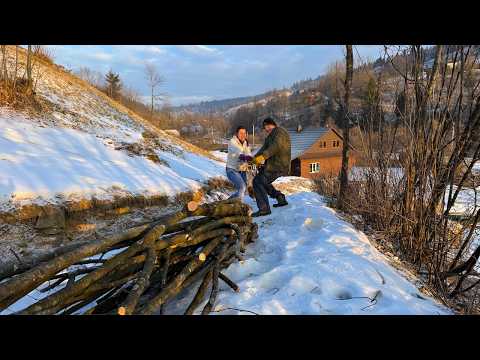 Carpathian Village Life of Illia & Angelina: Chopping Wood, Cooking & Family Love ❤️🌲🍲