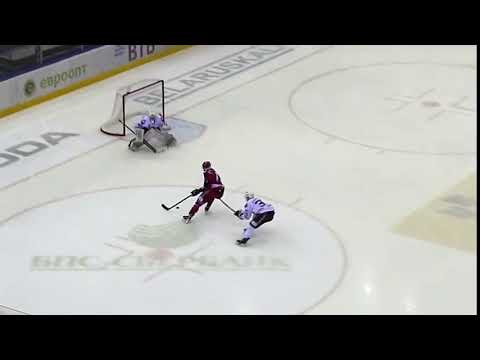 Александр Когалев красиво разбирается с вратарем