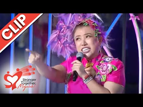 Liu Ling Ling serenades 《一人一半》 to the crowd | National Day Parade 2022