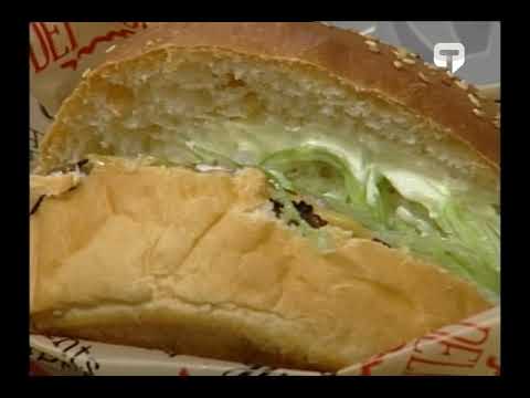 Chili Fries y hamburguesa de jamón y queso