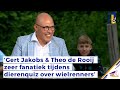 De mannen aan tafel spelen een dierenquiz over de bijnamen van wielrenners