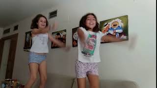 Saltando en el sofá