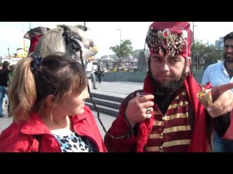 Eminönünde Karayip Korsanları ve Maymunlar