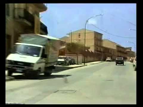 Riesi, tre auto in fiamme L'incendio lambisce un edificio