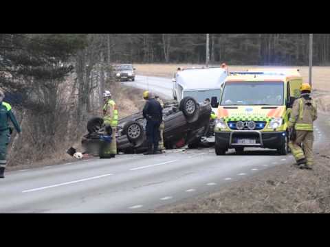 Kvinna till sjukhus  – voltade med bilen