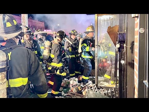 FDNY BOX 3343 ~ Die Feuerwehr New York bekämpft einen sehr hartnäckigen und schwer fassbaren Bran...