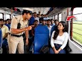 ट्रेन में अकेली सफर कर रही थी लड़की ले�