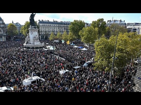 "أنا صمويل".. الآلاف يتظاهرون في باريس تكريما لمدرس قتل بعد عرضه رسوما كاريكاتورية للنبي محمد