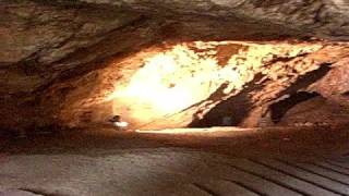 preview picture of video 'King Solomon's Quarries (Zedekiah Cave) under Jerusalem Old City'