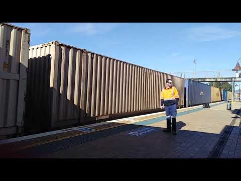 SCT015 & SCT003 on Brisbane bound SCT freight train thru Wagga (18/11/21)