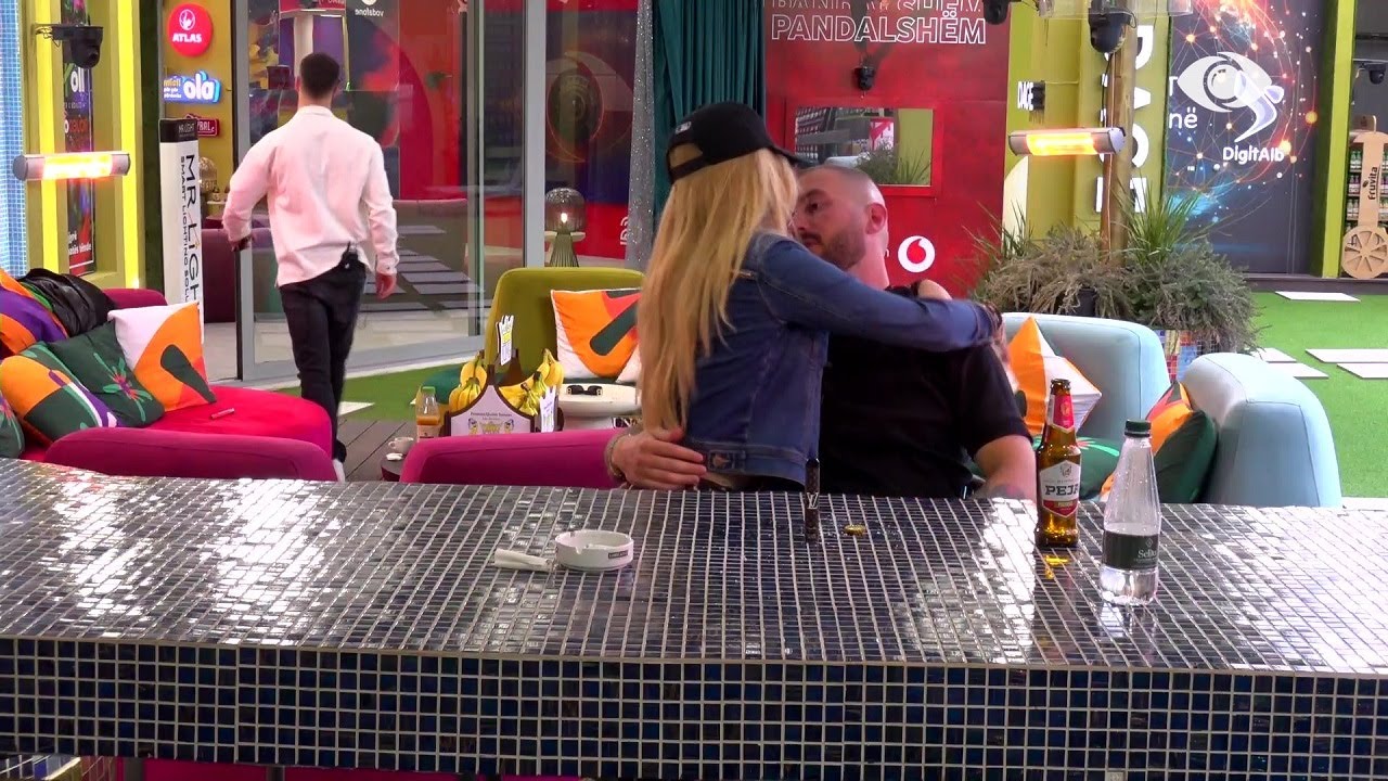 Pas debatit me njëri-tjetrin, Romeo dhe Heidi puthje romantike në oborr