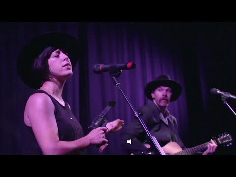 Becca Williams & Louis Barabbas - A Cowboy's Work Is Never Done (live)