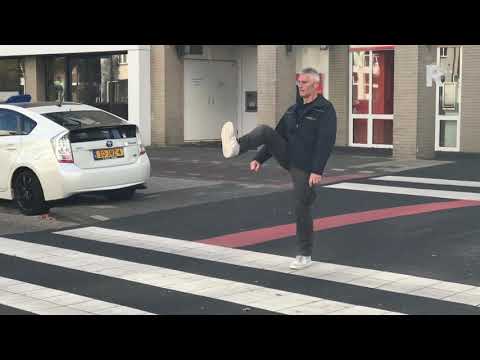 Oversteken met een raar loopje op de Silly Walk-oversteek in Spijkenisse