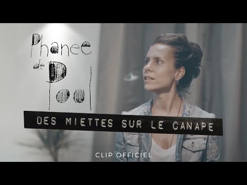 Des miettes sur le canapé
