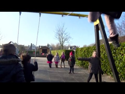 Kleuters in Woudrichem weer blij; weldoener schenkt nieuwe schommels