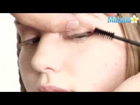How to Apply Mascara and Curl Lashes