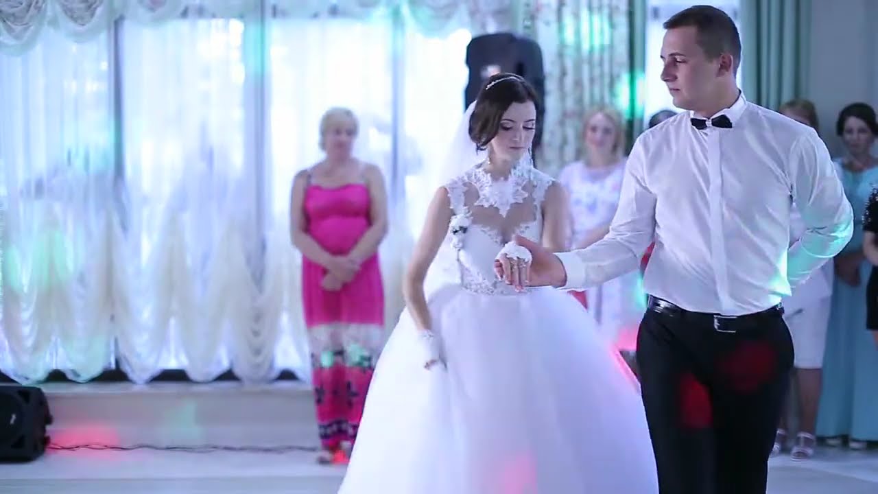 Стоп-кадр з відео — сучасна пісня для наречених