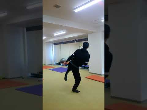 フットワークを使いながらの蹴りの練習