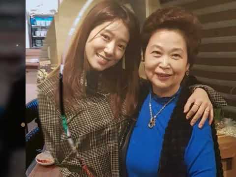 180101. Spotted Park Shin Hye New Year and drink wine with her friends and her friend mom