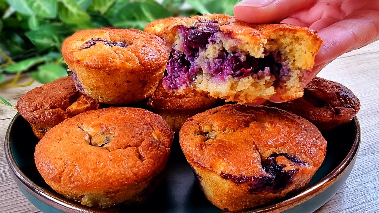 Delicious muffins with oats, yogurt, apple and blueberries! You will be amazed!
