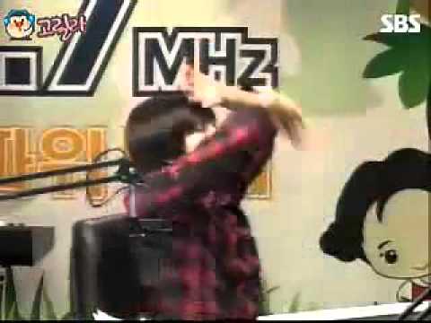 (ReUp) 110411 Heechul dancing 'To Me'(Rainbow) @ YoungStreet (SUPER JUNIOR)