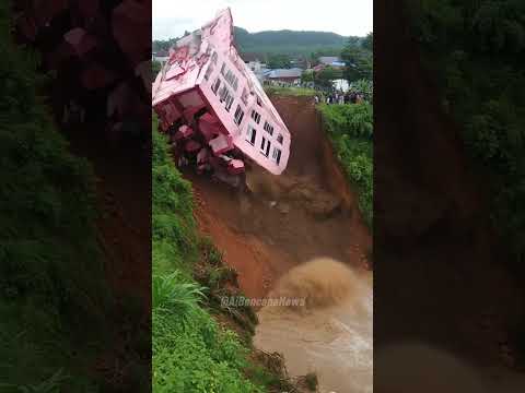 “Gedung Besar Nyaris Tertelan Jurang” #shorts #bencanaalam #breakingnews