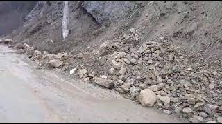 FOTO - Căderi de pietre pe Valea Oltului la Călimănești - Un sens blocat 1 video