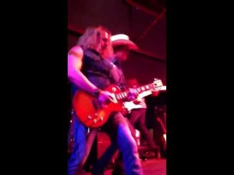 Jon Pardi's guitar player Terry sang AC/DC's song 