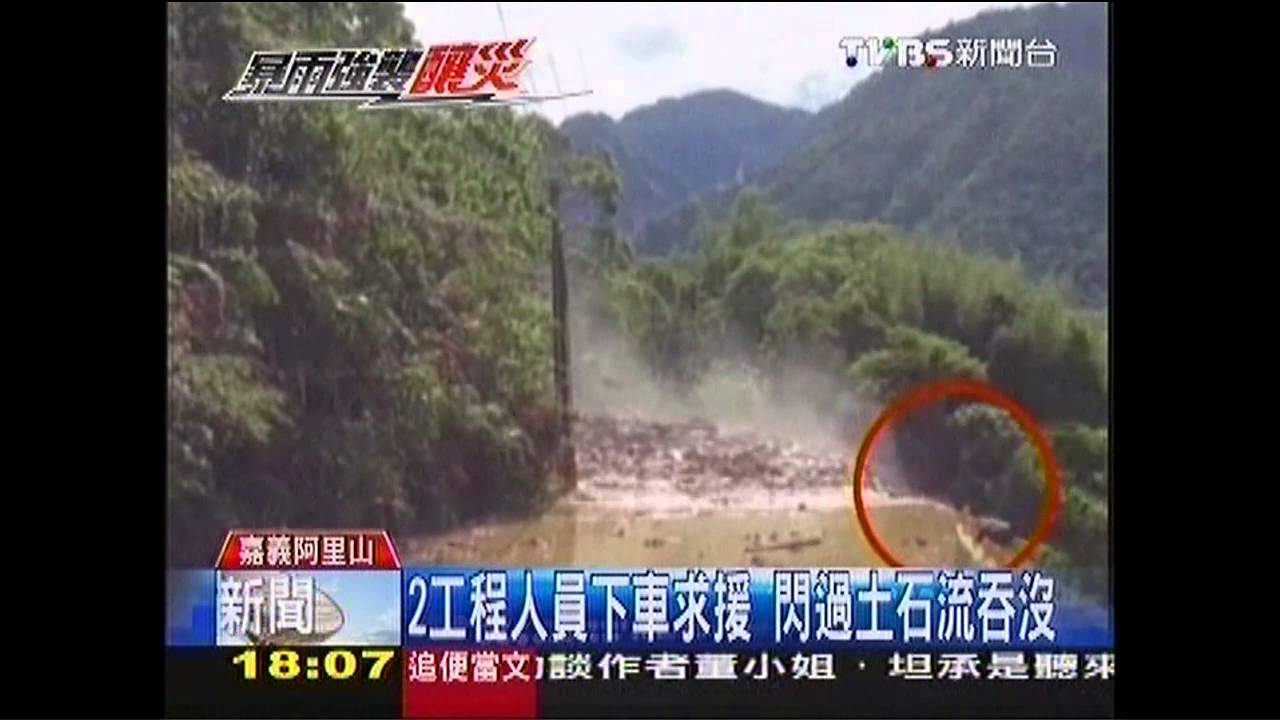 土石沖走車、怪手困溪 南部暴雨釀災