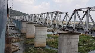 preview picture of video 'Yesvantpur Hatia Superfast on Mahanadi Bridge'