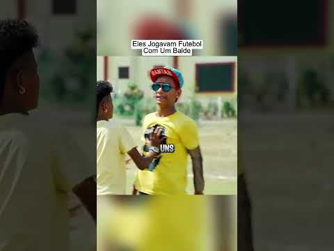 Eles jogavam futebol com um balde.