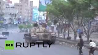 preview picture of video 'Yemen: Tank battle rages on the streets of Taiz'