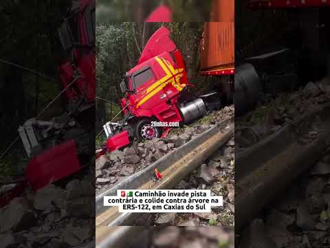 🚨🚛 Caminhão invade pista contrária e colide contra árvore na ERS-122, em Caxias do Sul