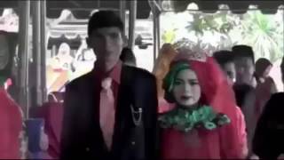 Download lagu Tercyduk! Menghadiri pernikahan mantan Pria ini bernyanyi sambil Menangis mp3