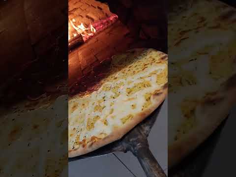 Melhor pizza com produtos fresquinhos a 18 anos atendendo vc. Rodeio Santa Catarina.