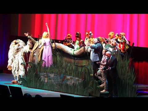 The Muppets Take the O2 - 10 - The Rainbow Connection and The Magic Store