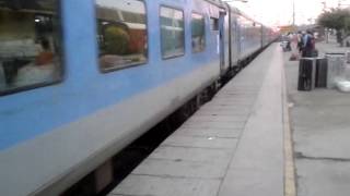 preview picture of video 'Shan-e-Punjab and Kalka Shatabdi parallel action entering Ambala Cantt.'