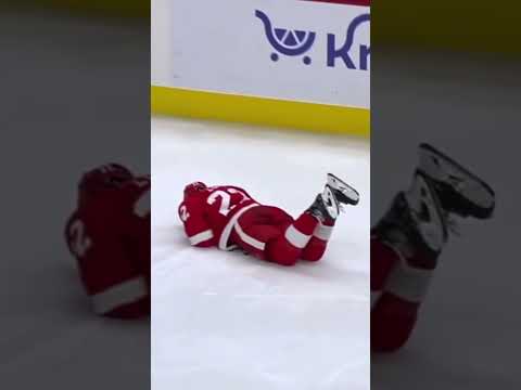Matt Luff (Red Wings) has to leave Game after Puck hits his Face