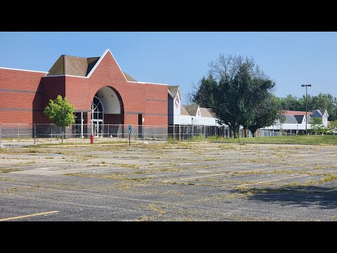 Exploring an abandoned mall in Crystal Lake, IL