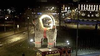 preview picture of video 'Gävle Julbock - 2009 fire extinguisher attack'