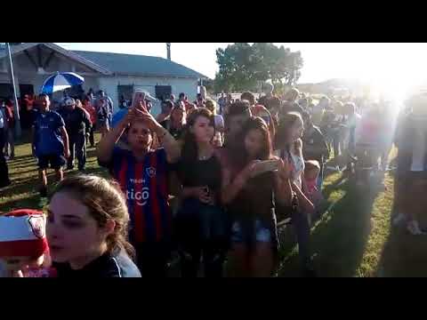 Los festejos del Suteryh dentro de la cancha en Monte Hermoso