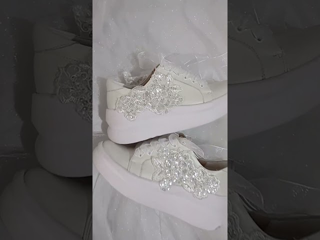 Vídeo relacionado con LUCKY STEP Mujer Zapatillas con Plataforma y Diamantes de Imitación | Zapatos Brillantes para Boda Nupciales para (Oro con Estrás, 9US-40EU-7UK)
