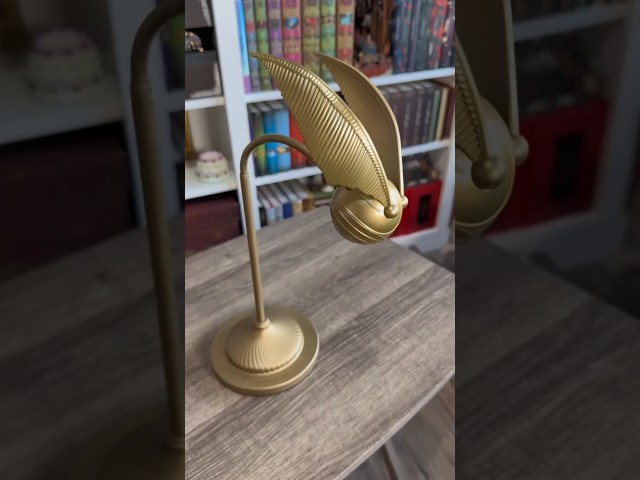 Vídeo relacionado con Lámpara líquida con brillo Hogwarts Harry Potter - Producto oficial, decoración coleccionable con snitch dorada y forma de rayo, merchandising del mundo mágico