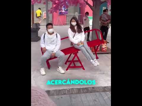 Esta Banca China Se Inclina Hasta Acercar a Dos Personas Que se Gustan 😳