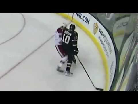 Brenden Morrow with the reverse-shoulder on Lauri Korpikoski