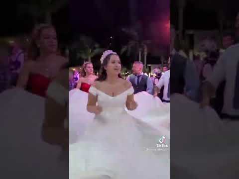 عروسة مروبلتها عل أغنية ماما ميا ️‍ ️‍