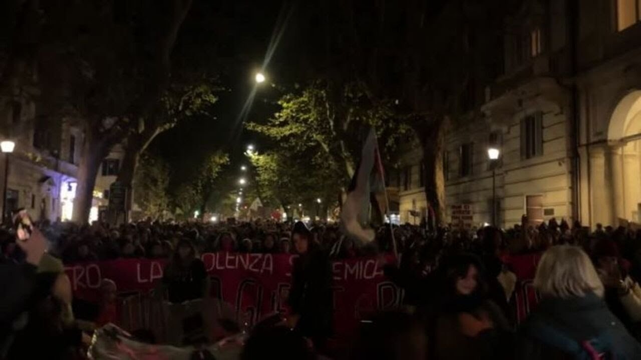 Roma, omaggio ad Ornella Vanoni al corteo contro la violenza di genere